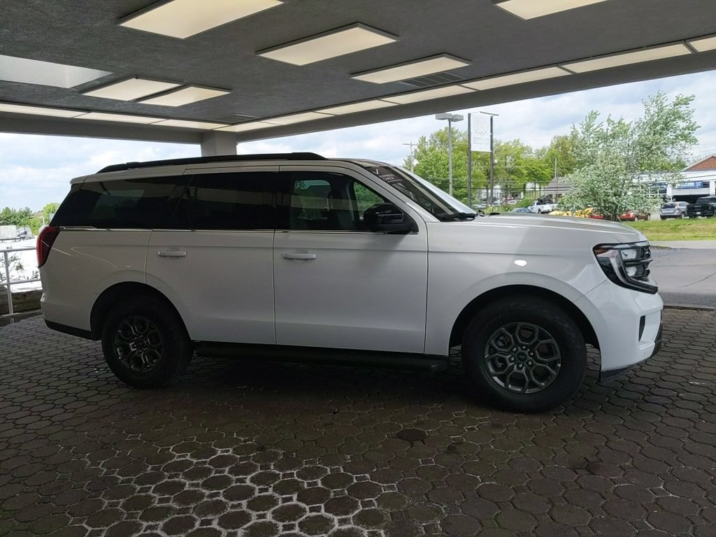 Certified 2025 Ford Expedition Active AWD/4WD image 5