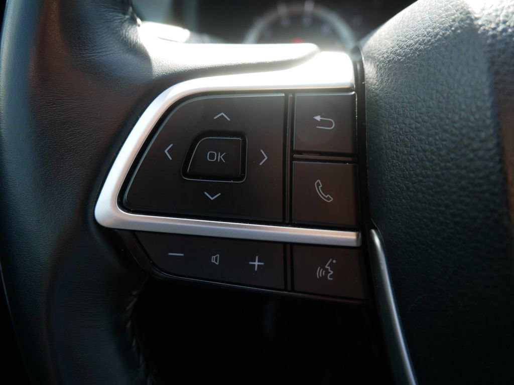 Used 2024 Toyota Highlander LE AWD/4WD image 29