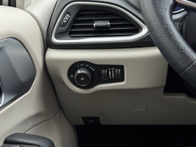Used 2019 Chrysler Pacifica Touring Plus FWD image 35