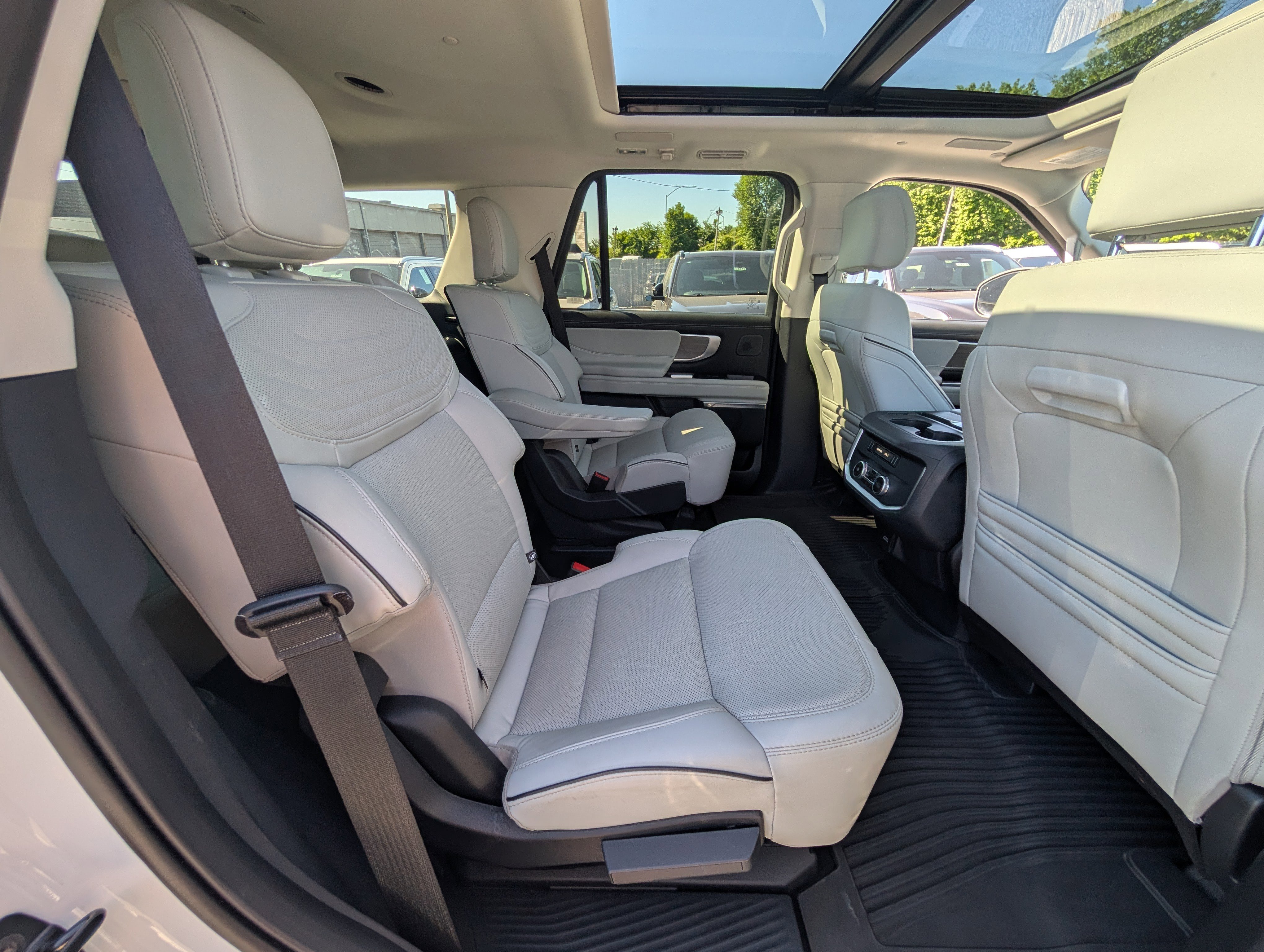 Certified 2025 Ford Expedition Platinum w/ Platinum Ultimate Package AWD/4WD image 13
