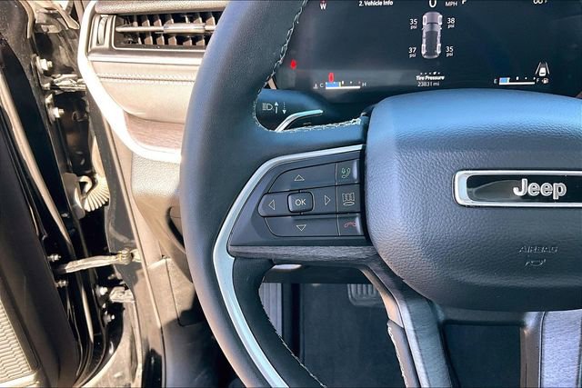 Used 2023 Jeep Grand Cherokee Limited w/ Black Appearance Package image 18