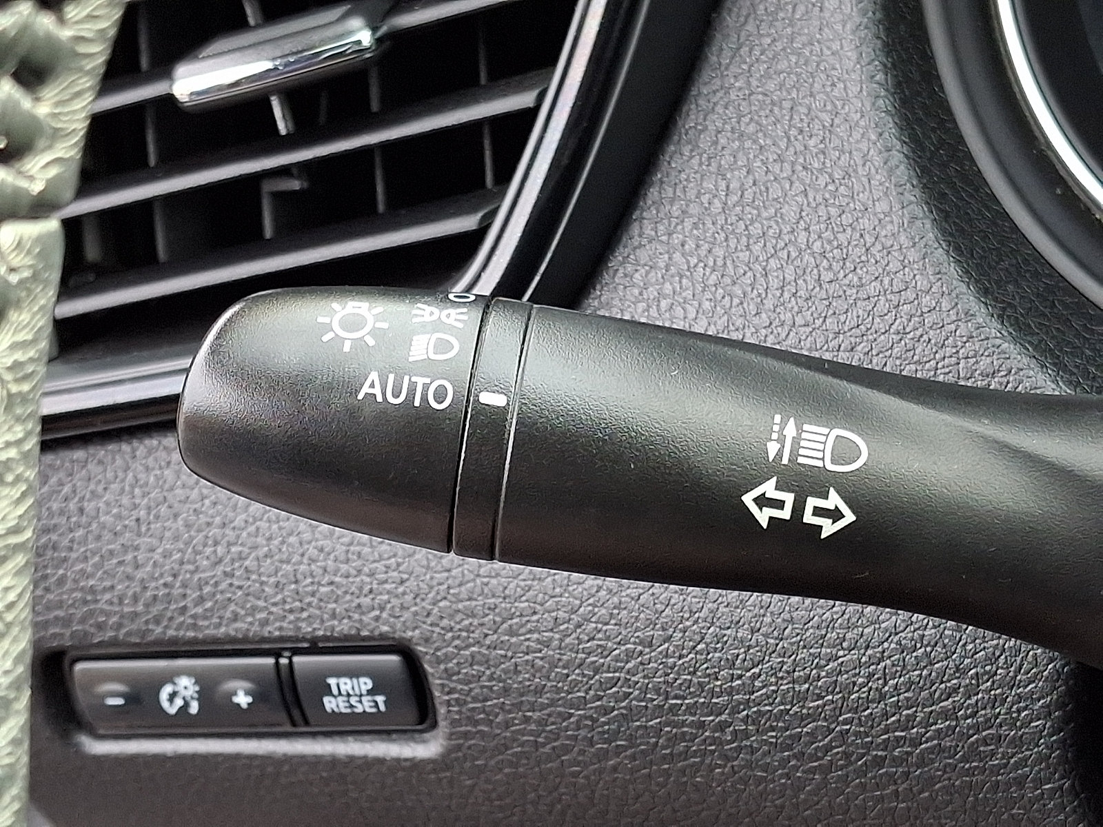 Used 2018 Nissan Rogue SV AWD/4WD image 24