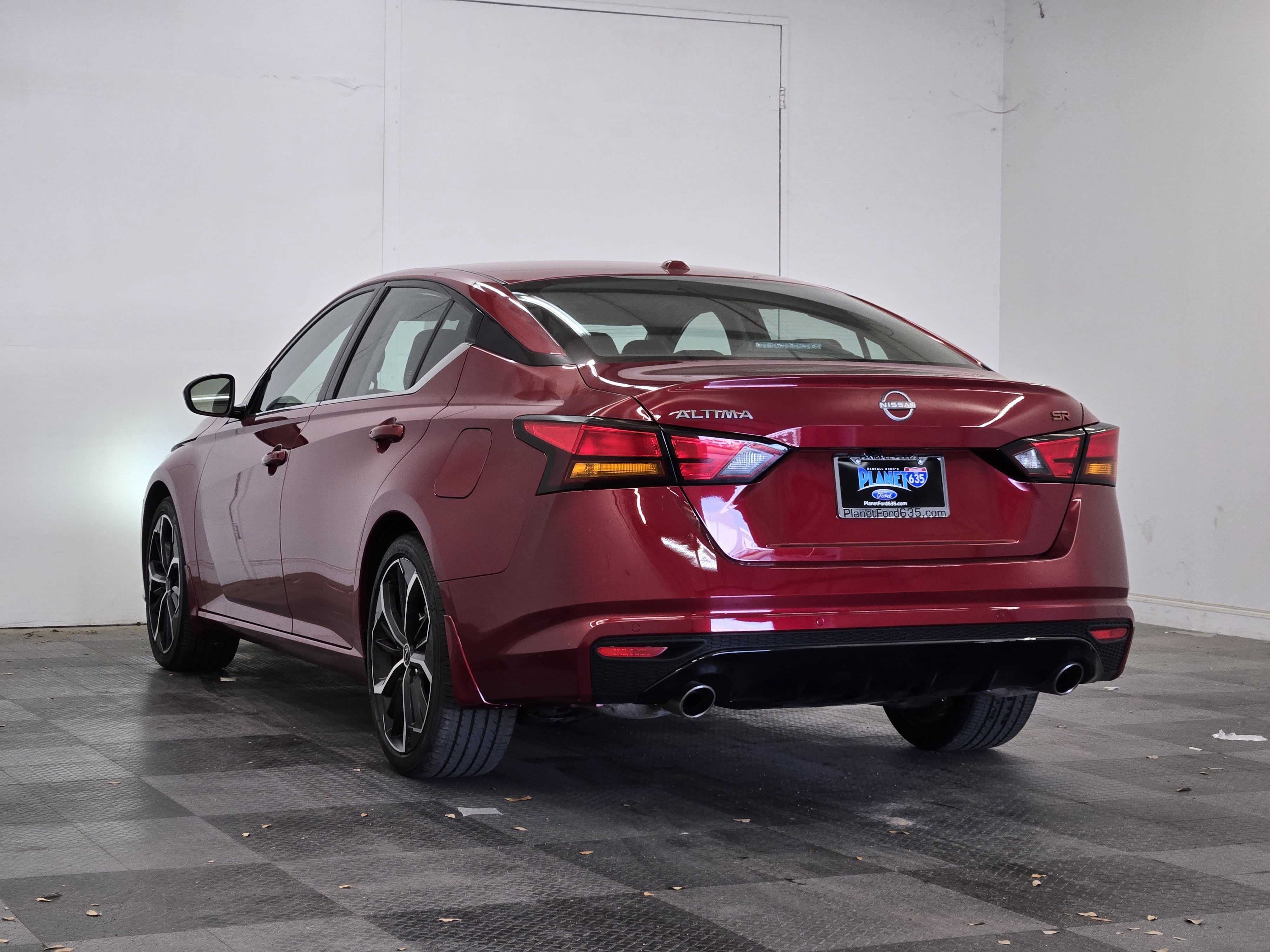 Used 2024 Nissan Altima 2.5 SR FWD image 2