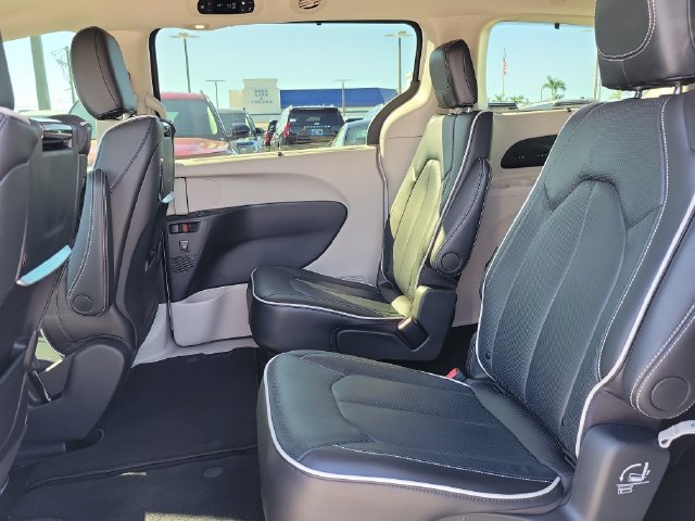 Used 2024 Chrysler Pacifica Limited w/ Uconnect Theater Family Group FWD image 15