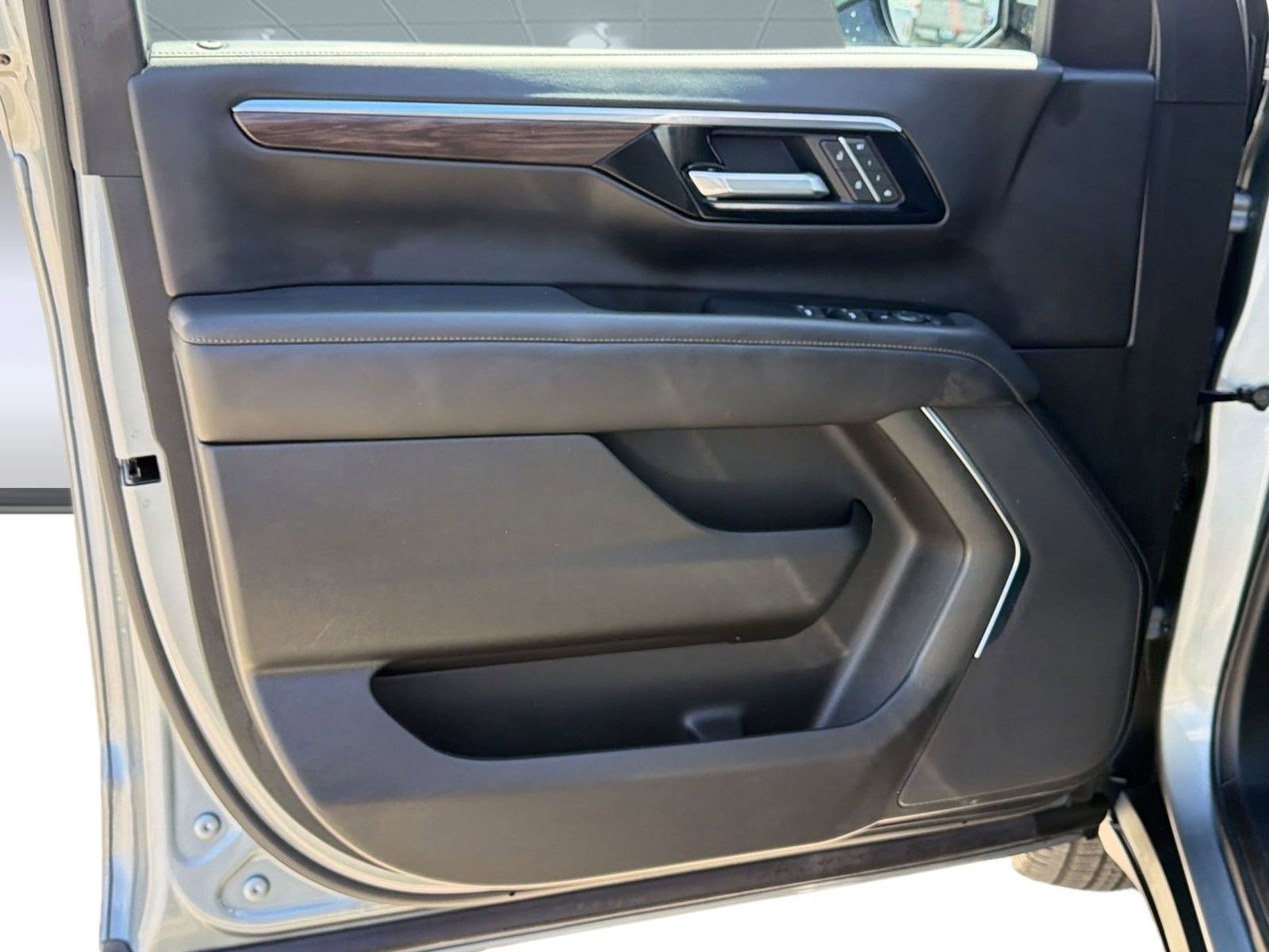 Used 2025 Chevrolet Suburban Z71 image 23