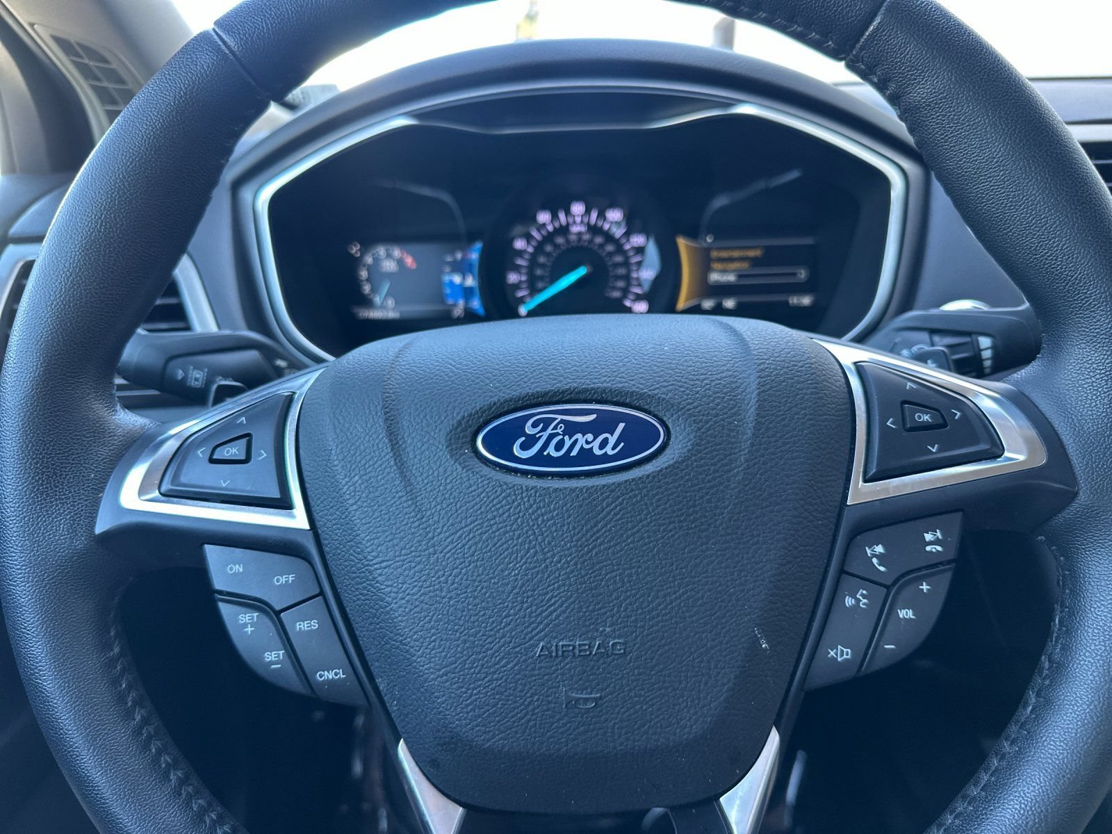 Certified 2018 Ford Fusion SE w/ Fusion SE Technology Package FWD image 25