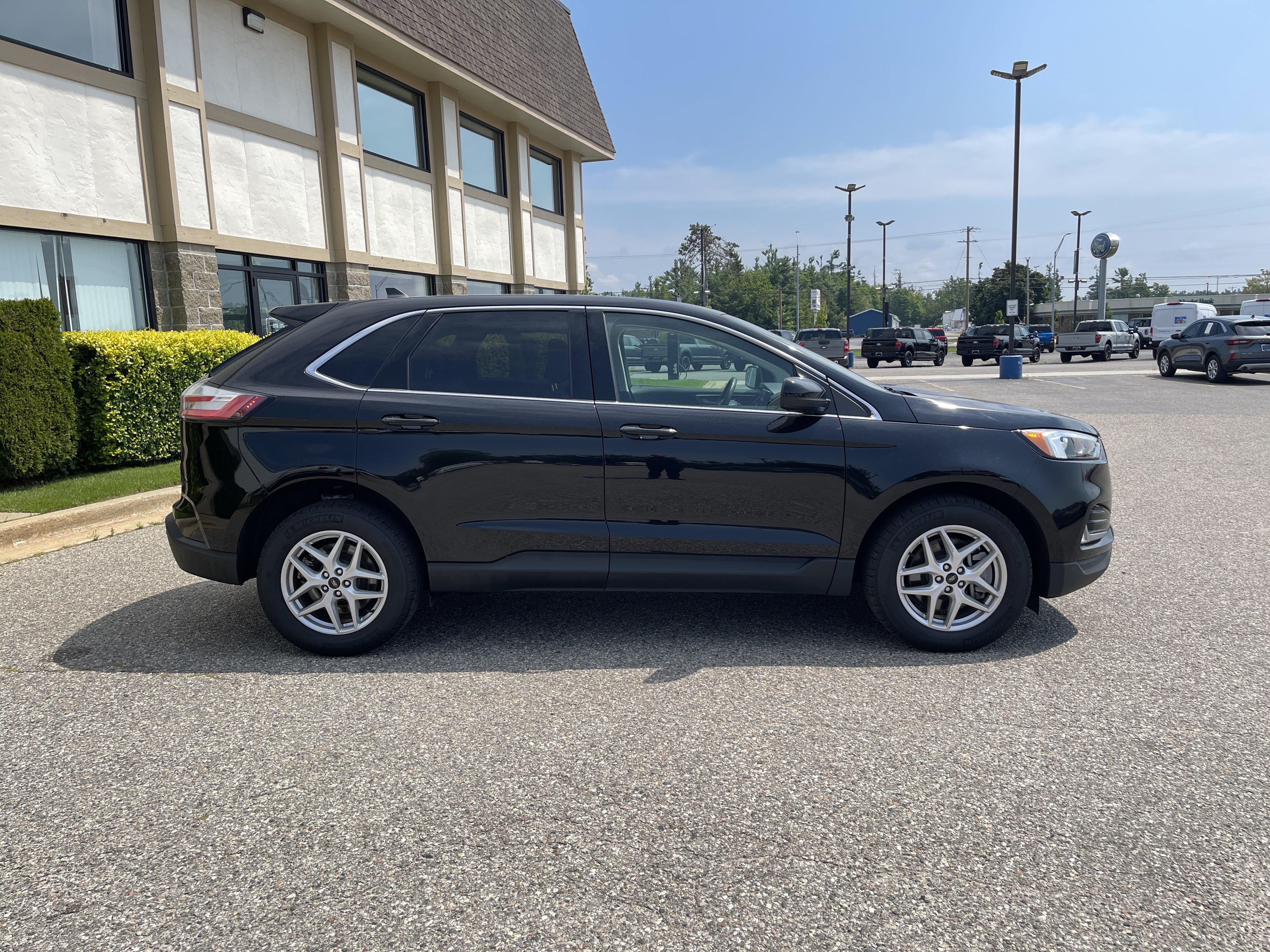 Certified 2024 Ford Edge SEL w/ Convenience Package AWD/4WD image 3