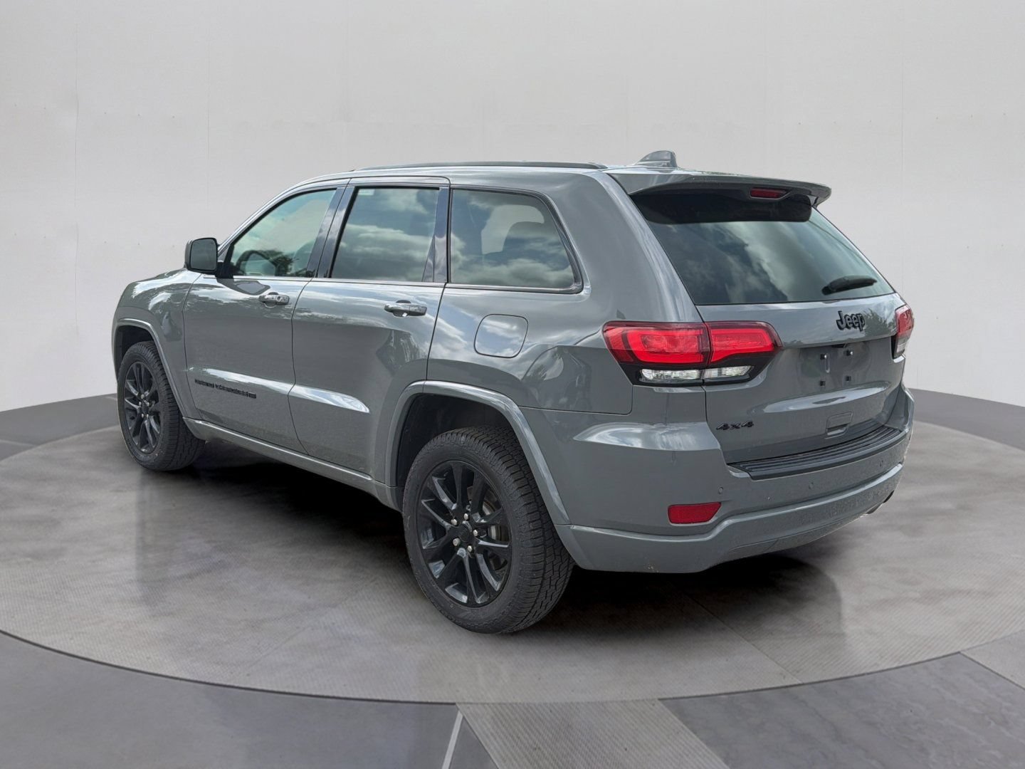 Used 2022 Jeep Grand Cherokee Laredo X AWD/4WD image 4