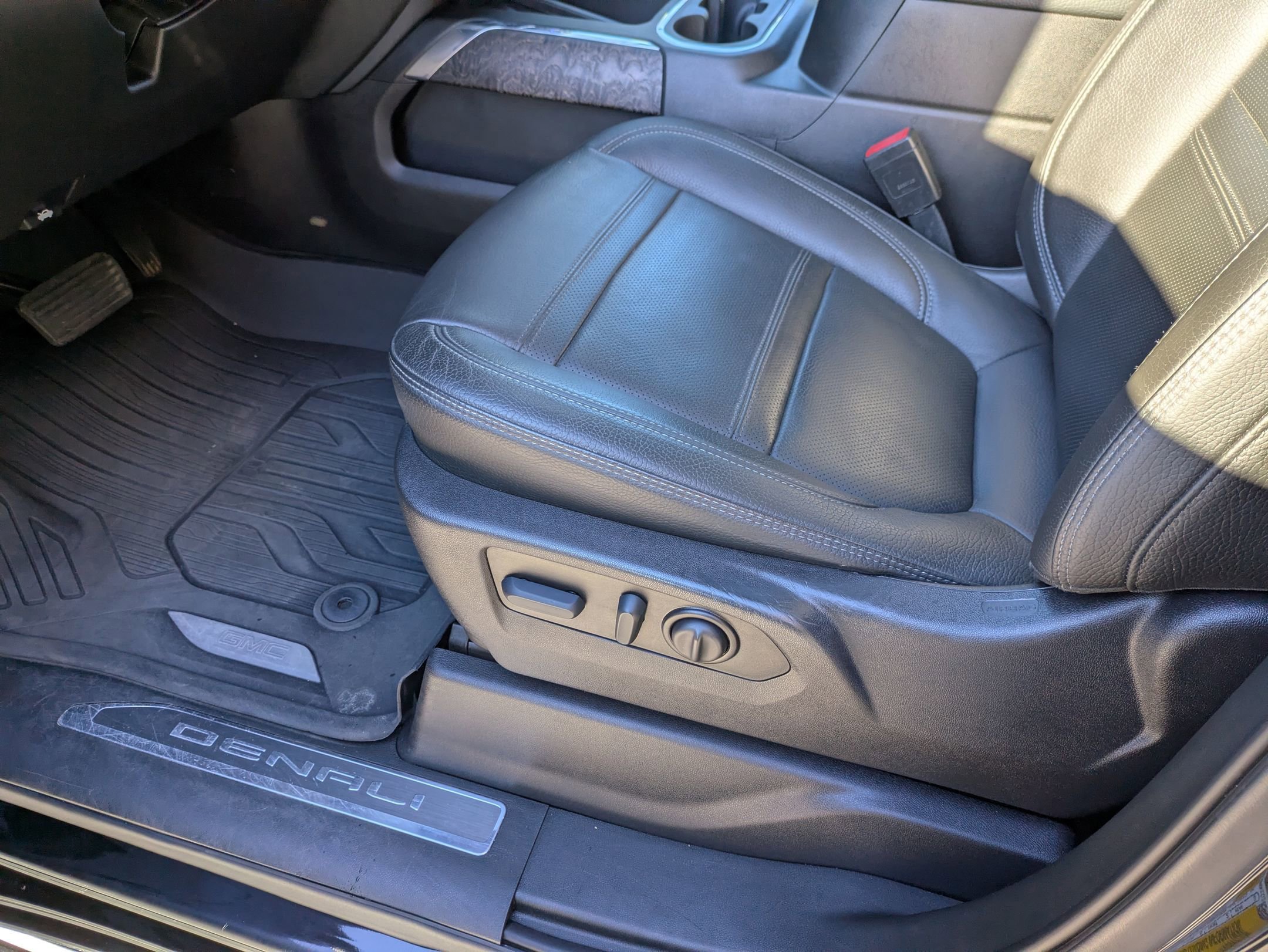 Used 2022 GMC Sierra 3500 Denali w/ Denali Ultimate Package image 14