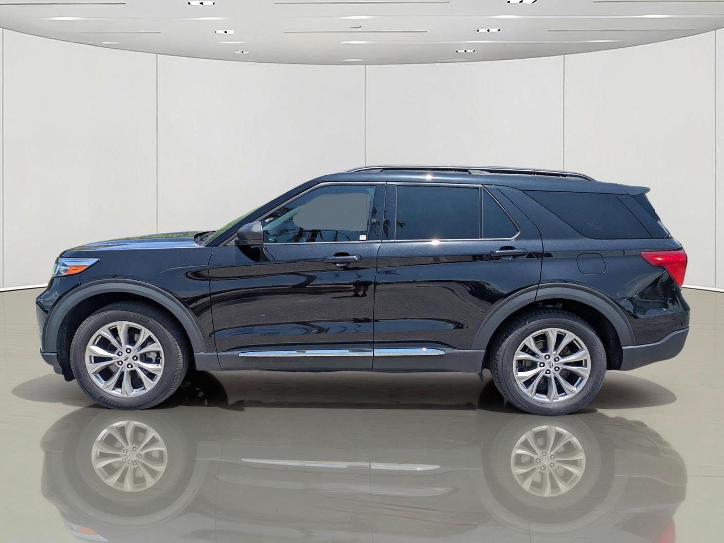 Certified 2023 Ford Explorer XLT w/ Equipment Group 202A AWD/4WD image 10