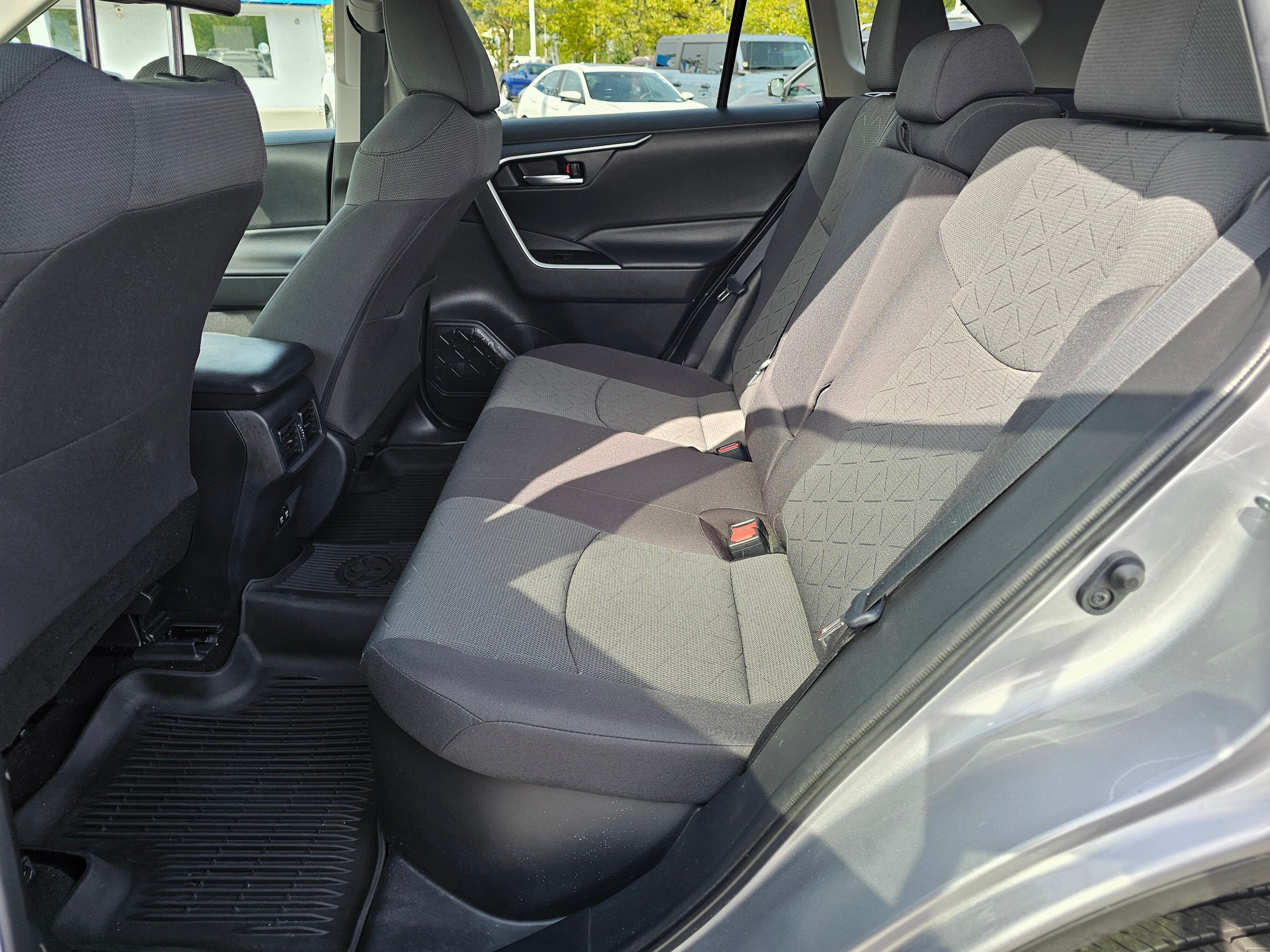 Used 2021 Toyota RAV4 XLE AWD/4WD image 18
