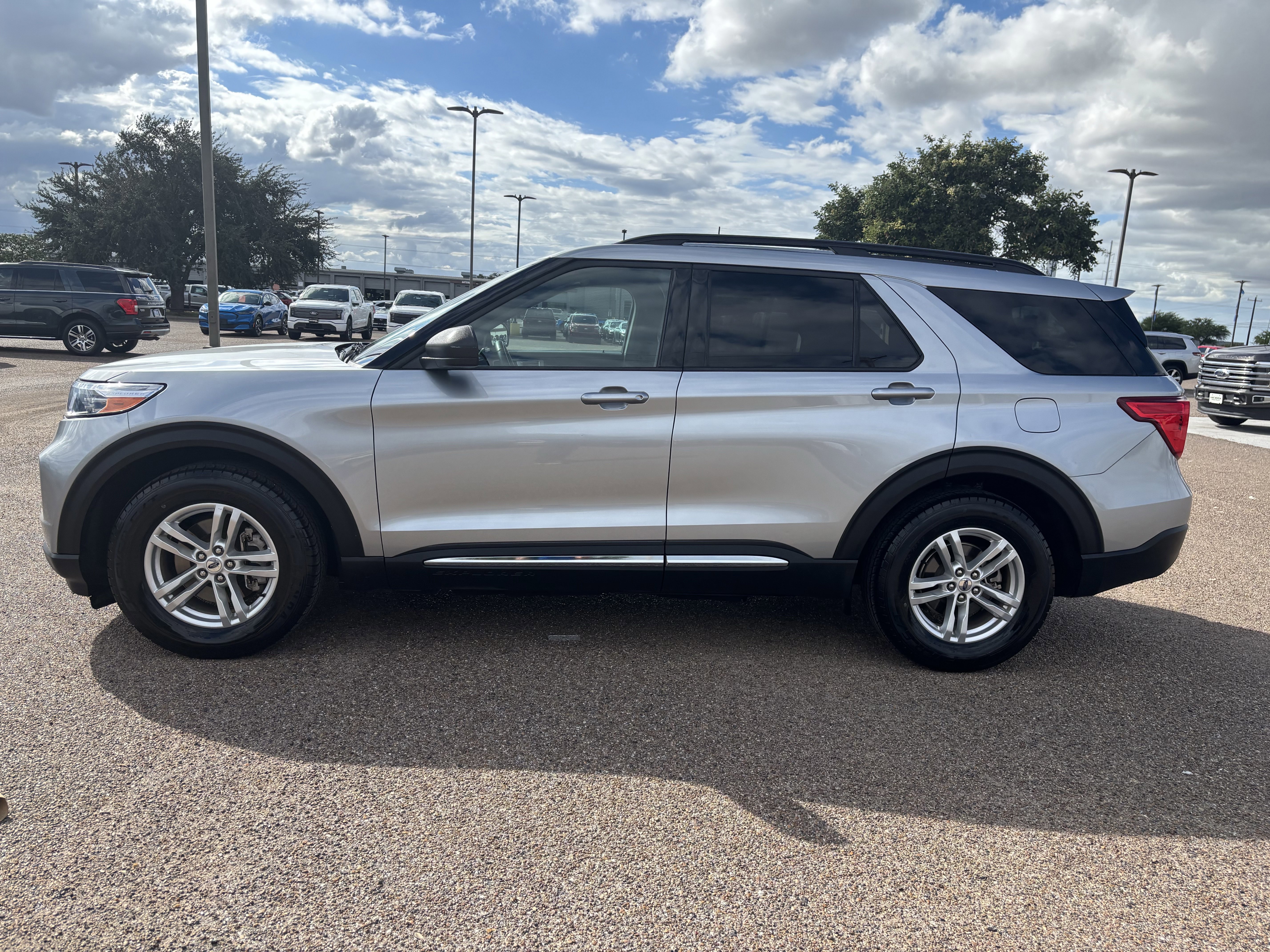Certified 2023 Ford Explorer XLT image 3