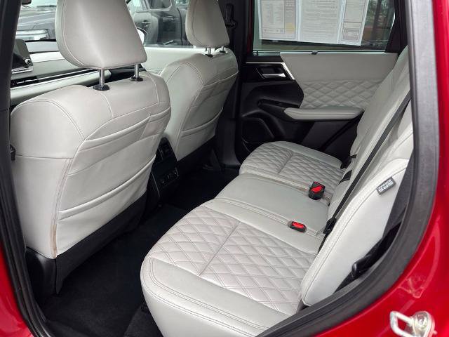 Used 2023 Mitsubishi Outlander AWD image 22