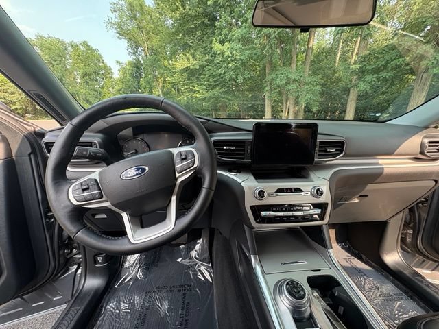 Certified 2022 Ford Explorer XLT w/ Equipment Group 202A AWD/4WD image 26