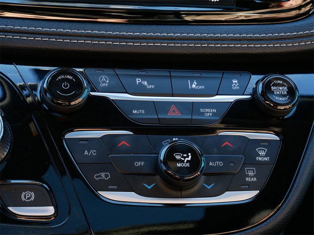 Used 2024 Chrysler Pacifica Limited w/ Uconnect Theater Family Group image 23