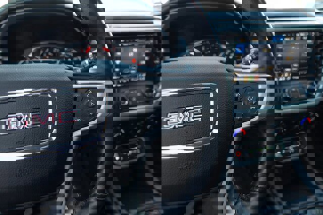 Used 2021 GMC Acadia SLT w/ Preferred Package image 18