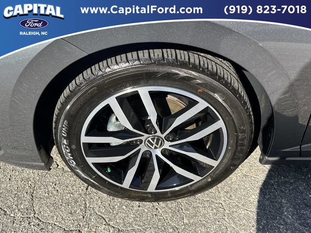 Used 2025 Volkswagen Jetta SE FWD image 13