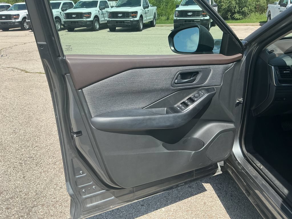 Used 2023 Nissan Rogue S AWD/4WD image 13
