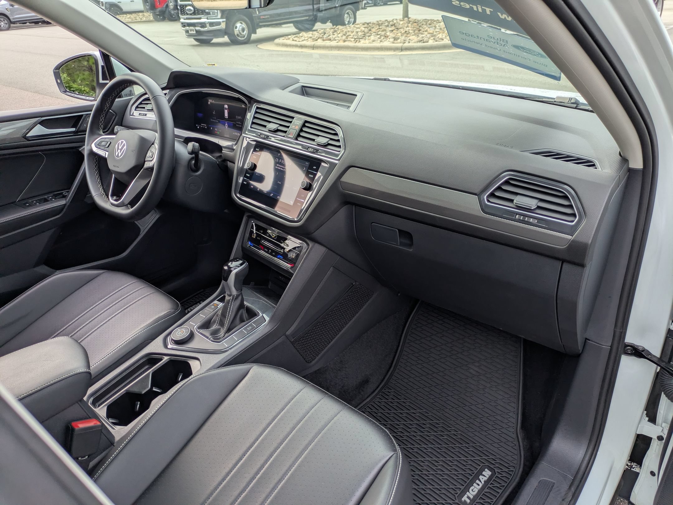 Used 2024 Volkswagen Tiguan SE w/ Panoramic Sunroof Package AWD/4WD image 39