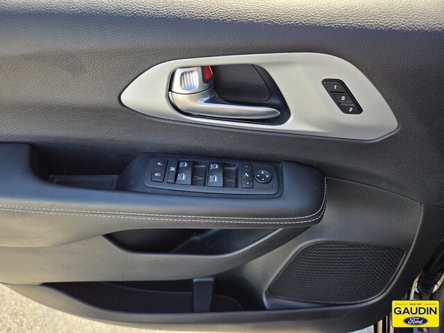 Used 2025 Chrysler Pacifica Limited FWD image 19
