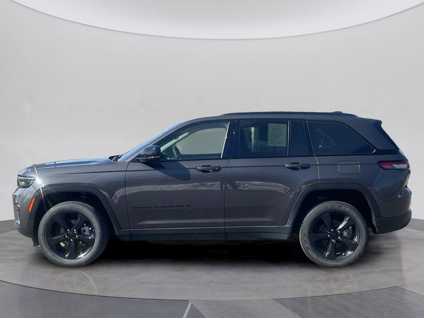 Used 2023 Jeep Grand Cherokee Limited w/ Black Appearance Package AWD/4WD image 2