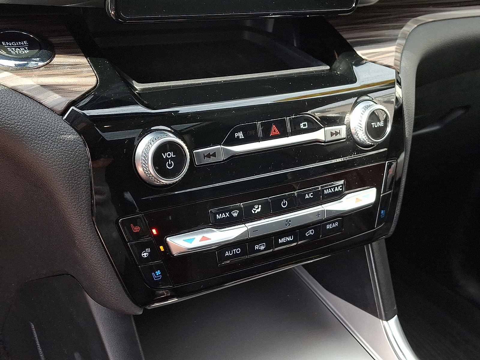 Certified 2023 Ford Explorer Limited w/ Equipment Group 301A AWD/4WD image 18