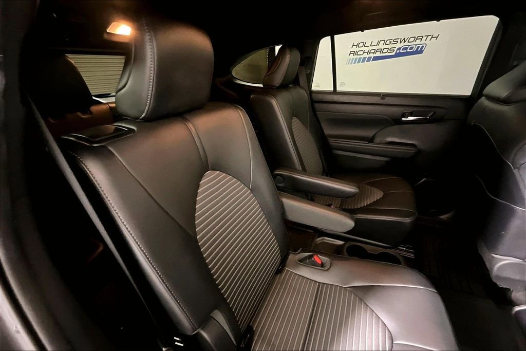 Used 2021 Toyota Highlander XSE FWD image 22