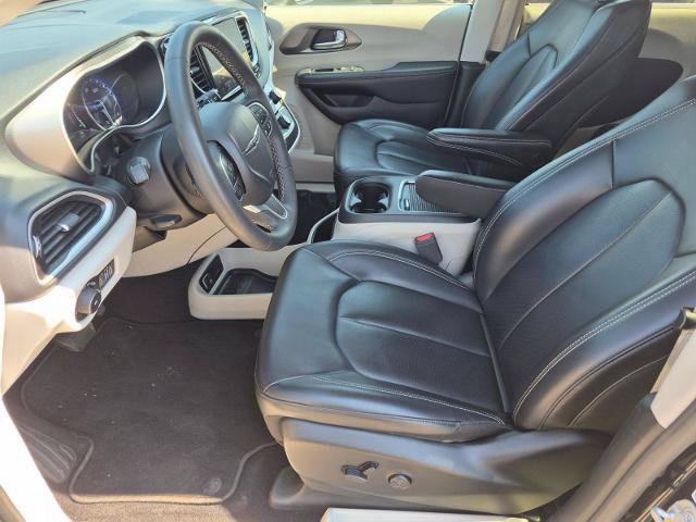 Used 2023 Chrysler Pacifica Touring-L FWD image 12
