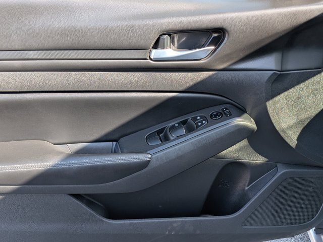 Used 2024 Nissan Altima 2.5 SV FWD image 11