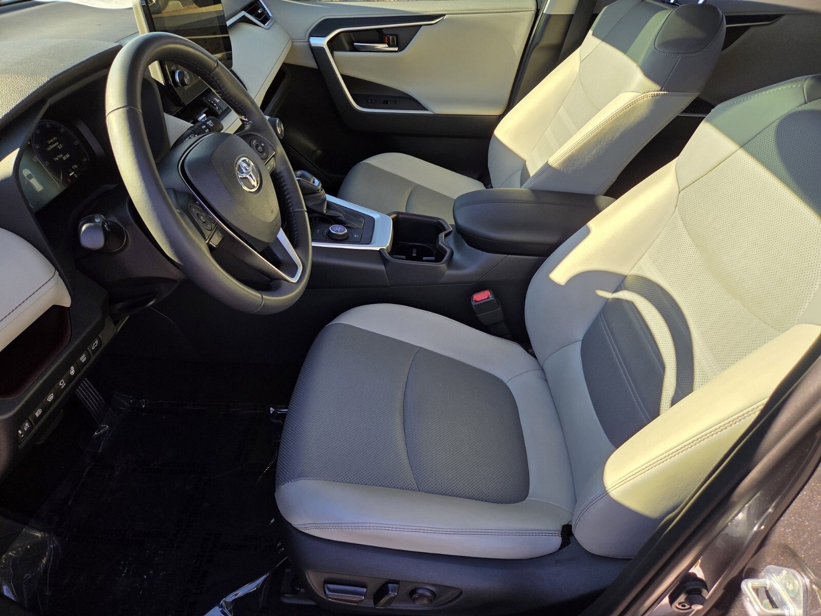 Used 2024 Toyota RAV4 Limited image 10