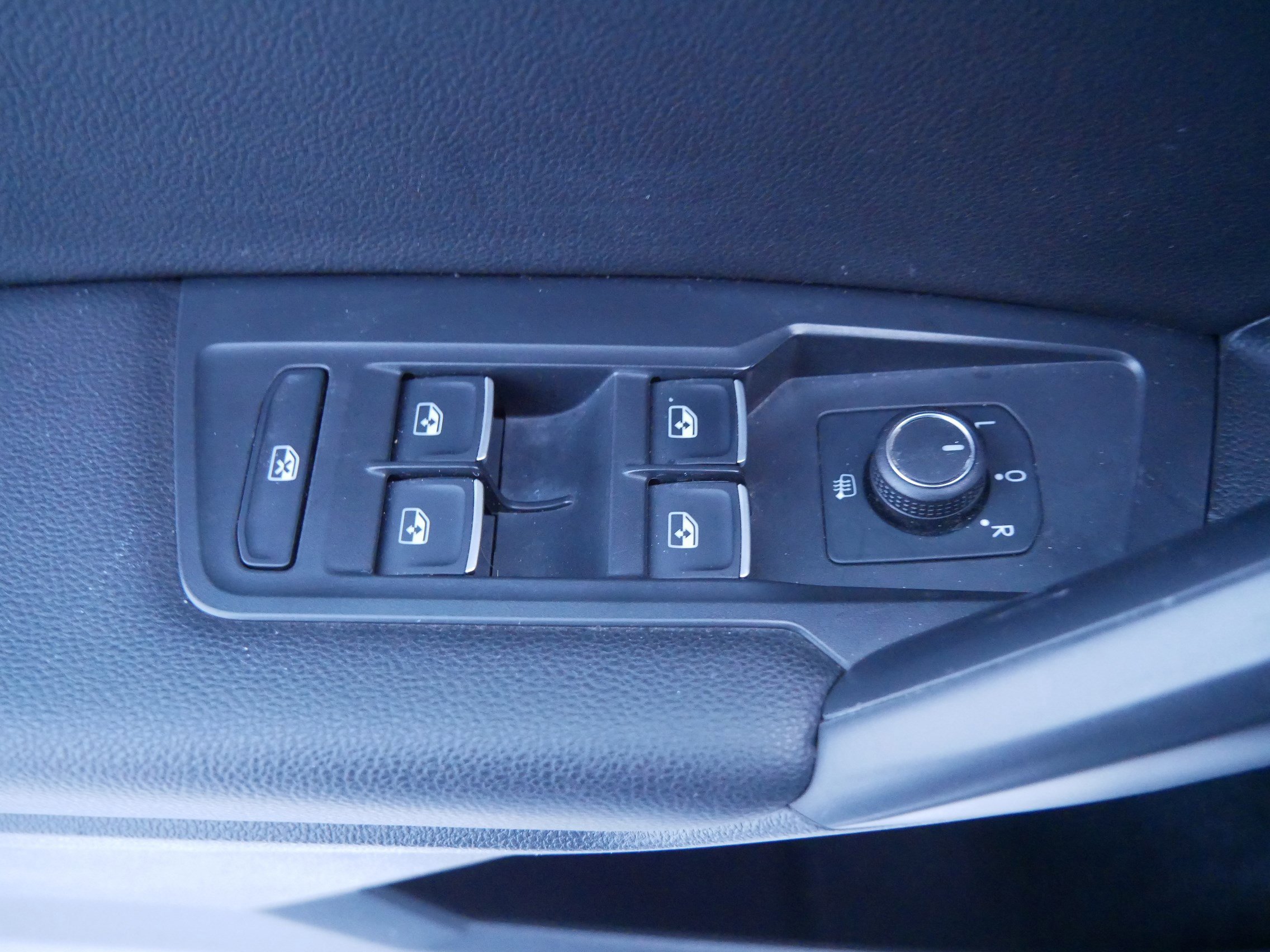 Used 2021 Volkswagen Tiguan SE w/ Panoramic Sunroof Package image 20