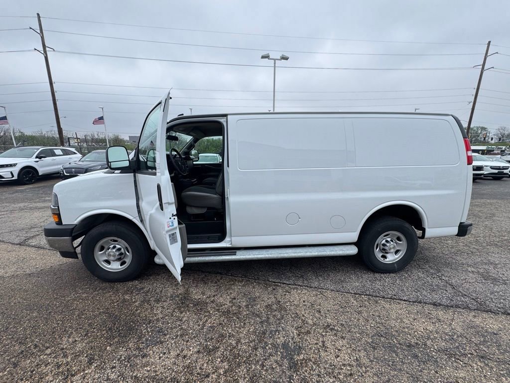 Used 2024 Chevrolet Express 2500 w/ Driver Convenience Package image 7