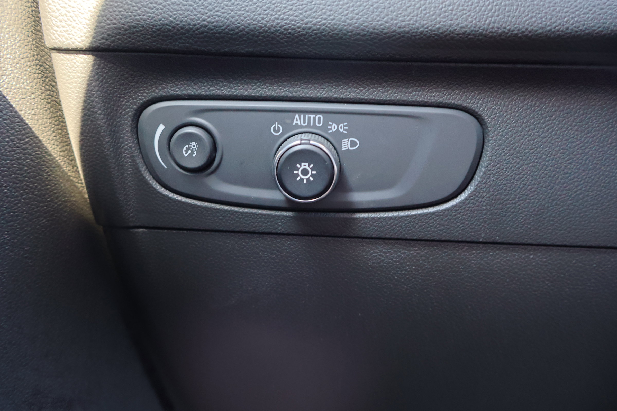 Used 2022 Buick Envision Essence w/ Safety Package image 28