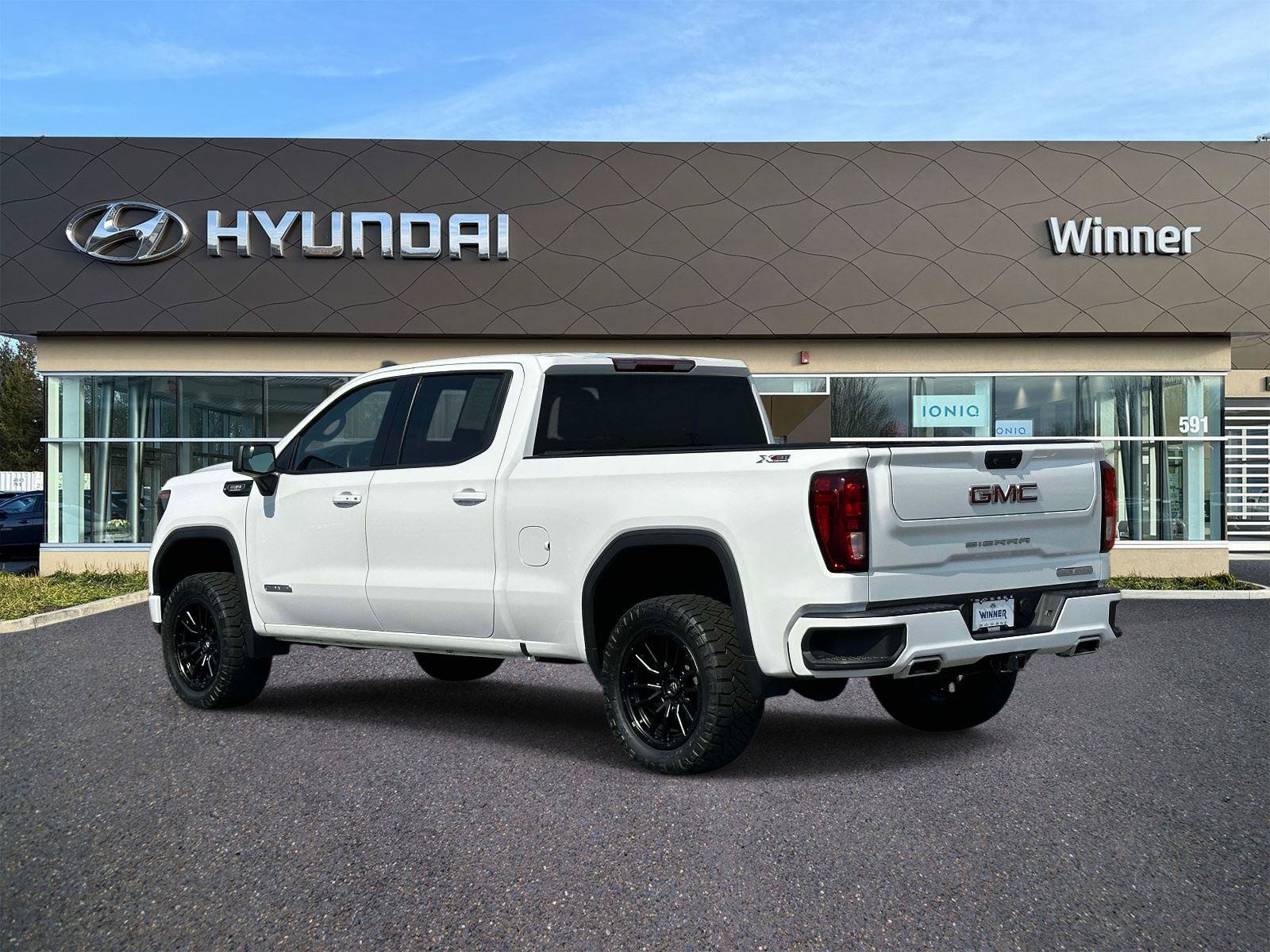 Used 2022 GMC Sierra 1500 Elevation w/ X31 Off-Road Package AWD/4WD image 2
