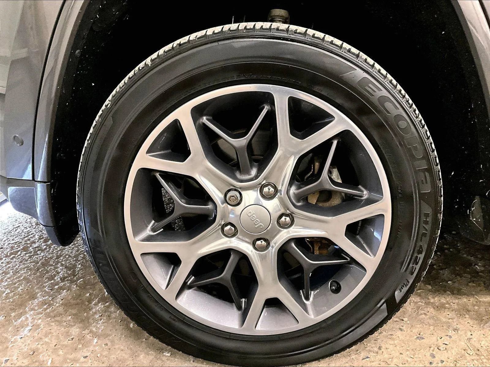 Used 2019 Jeep Grand Cherokee Overland AWD/4WD image 8