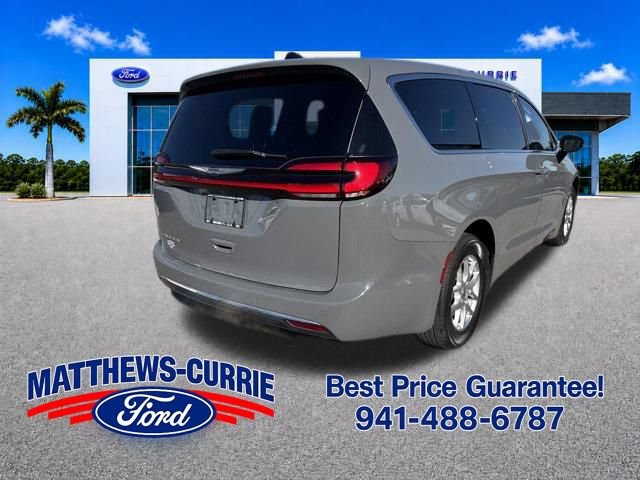 Used 2025 Chrysler Pacifica Select FWD image 4