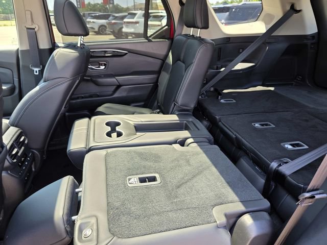 Used 2025 Honda Pilot Touring image 11