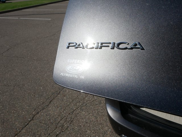 Used 2023 Chrysler Pacifica Touring-L FWD image 9