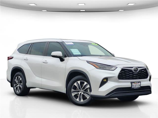 Used 2024 Toyota Highlander XLE AWD/4WD image 2