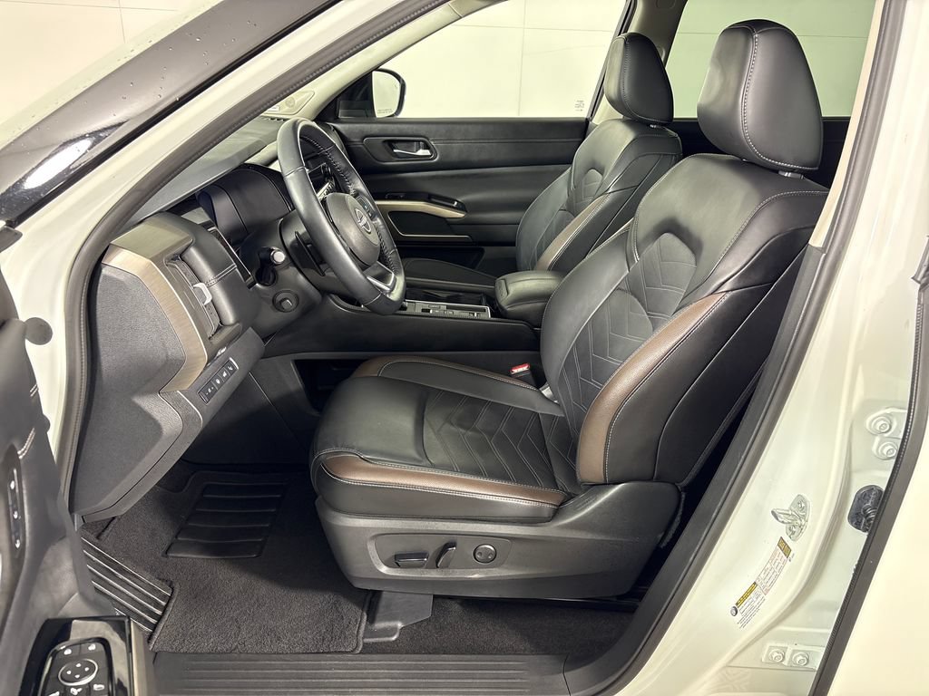 Used 2024 Nissan Pathfinder Platinum FWD image 21