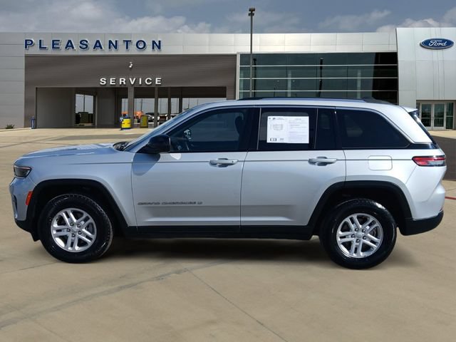 Used 2024 Jeep Grand Cherokee Laredo RWD image 2