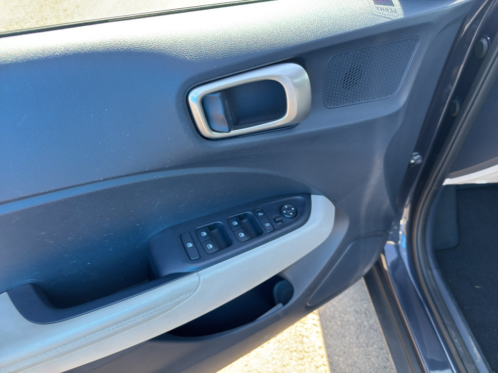 Used 2024 Hyundai Venue Limited FWD image 10