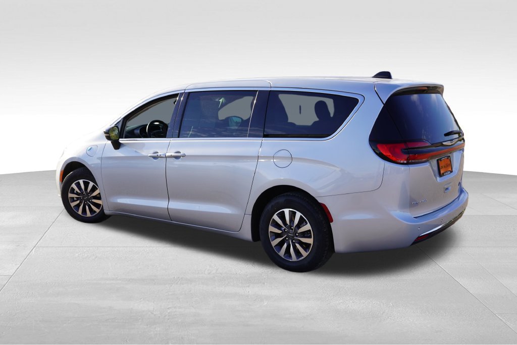Used 2024 Chrysler Pacifica Limited FWD image 8