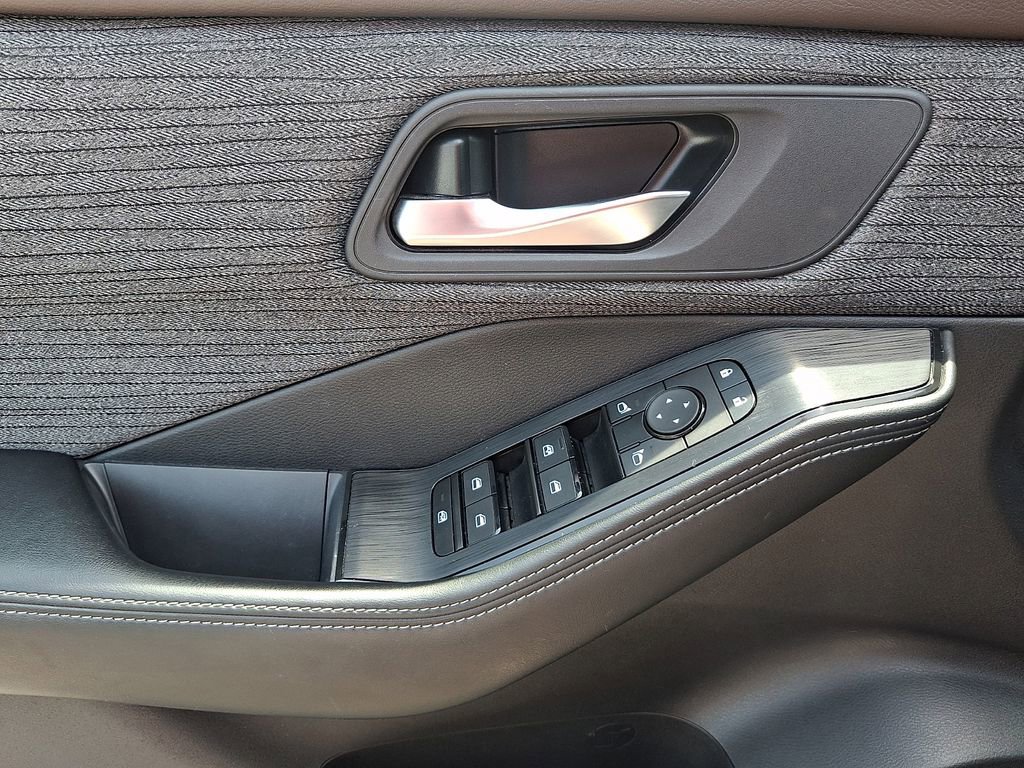 Used 2023 Nissan Rogue SV AWD/4WD image 13