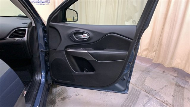 Used 2020 Jeep Cherokee Latitude w/ Cold Weather Group image 11