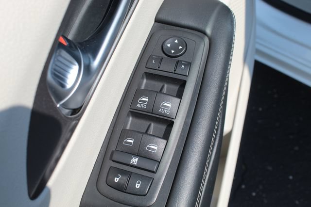 Used 2024 Chrysler Pacifica Touring-L FWD image 24
