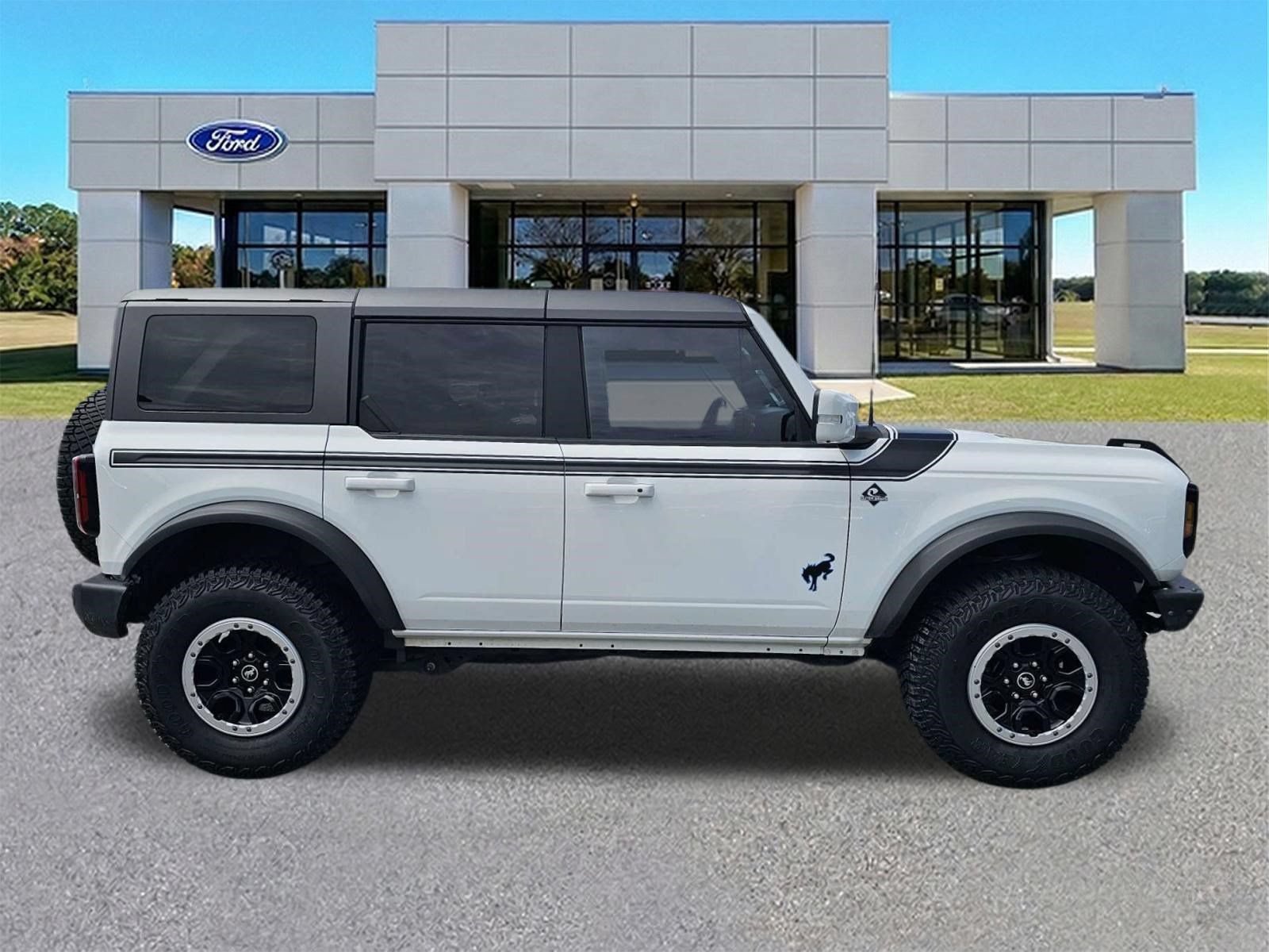 Certified 2022 Ford Bronco Outer Banks w/ Sasquatch Package AWD/4WD image 3