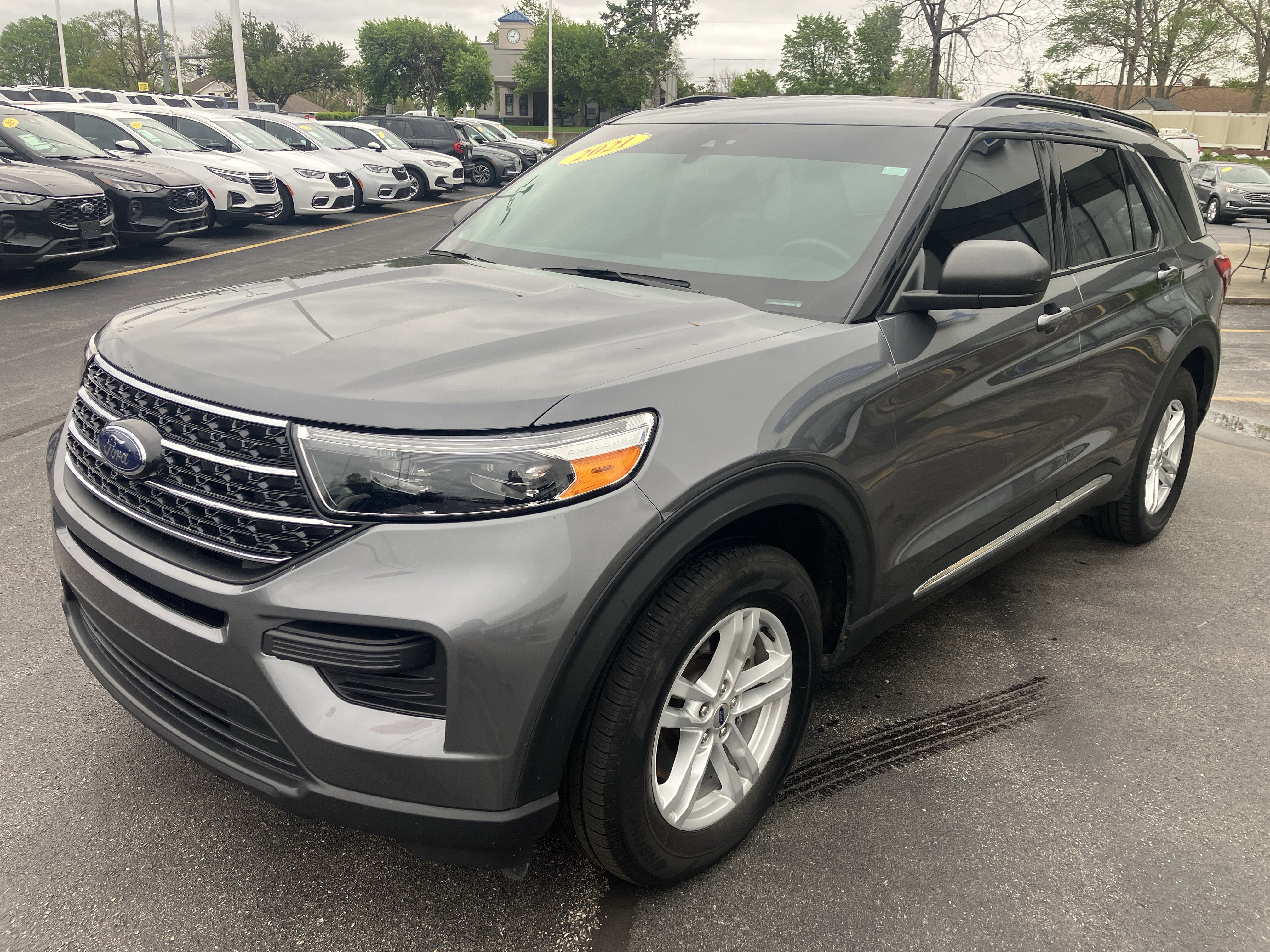 Certified 2021 Ford Explorer XLT w/ Class III Trailer Tow Package RWD image 3