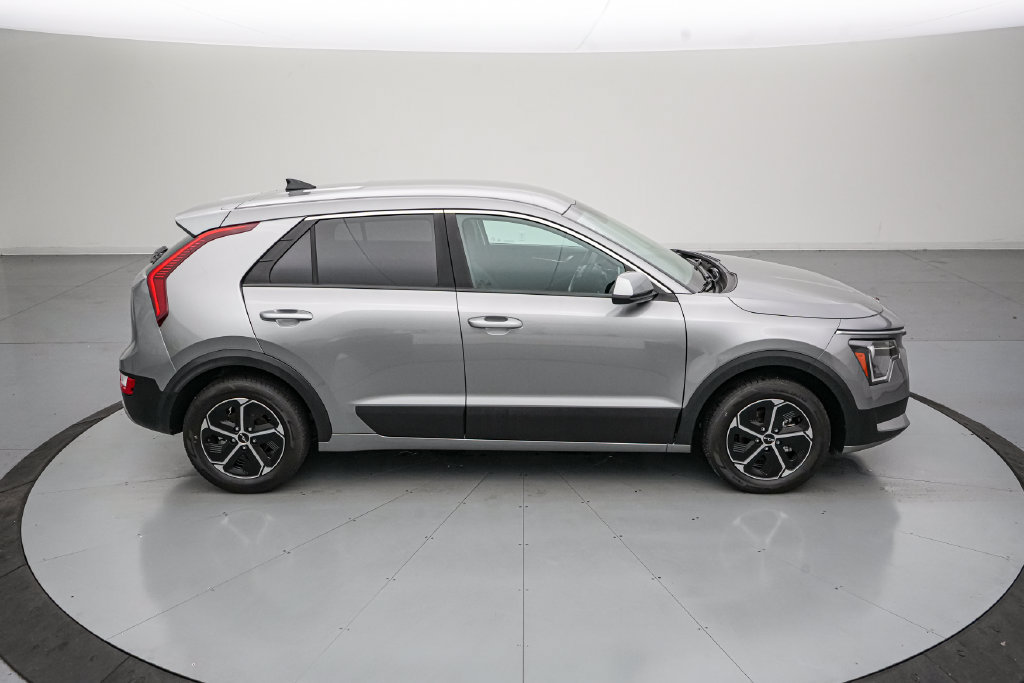 Used 2025 Kia Niro LX FWD image 3