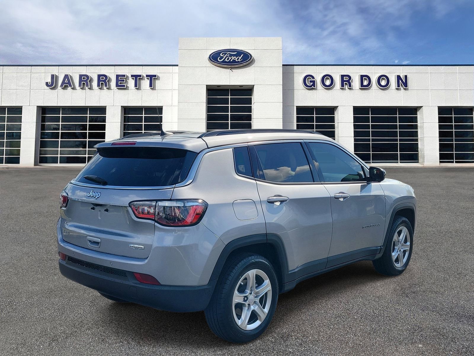 Used 2023 Jeep Compass Latitude w/ Convenience Group AWD/4WD image 4